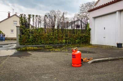 Dettingen: Beim Unkraut abflammen geriet Hecke in Brand und beschaedigt PKW